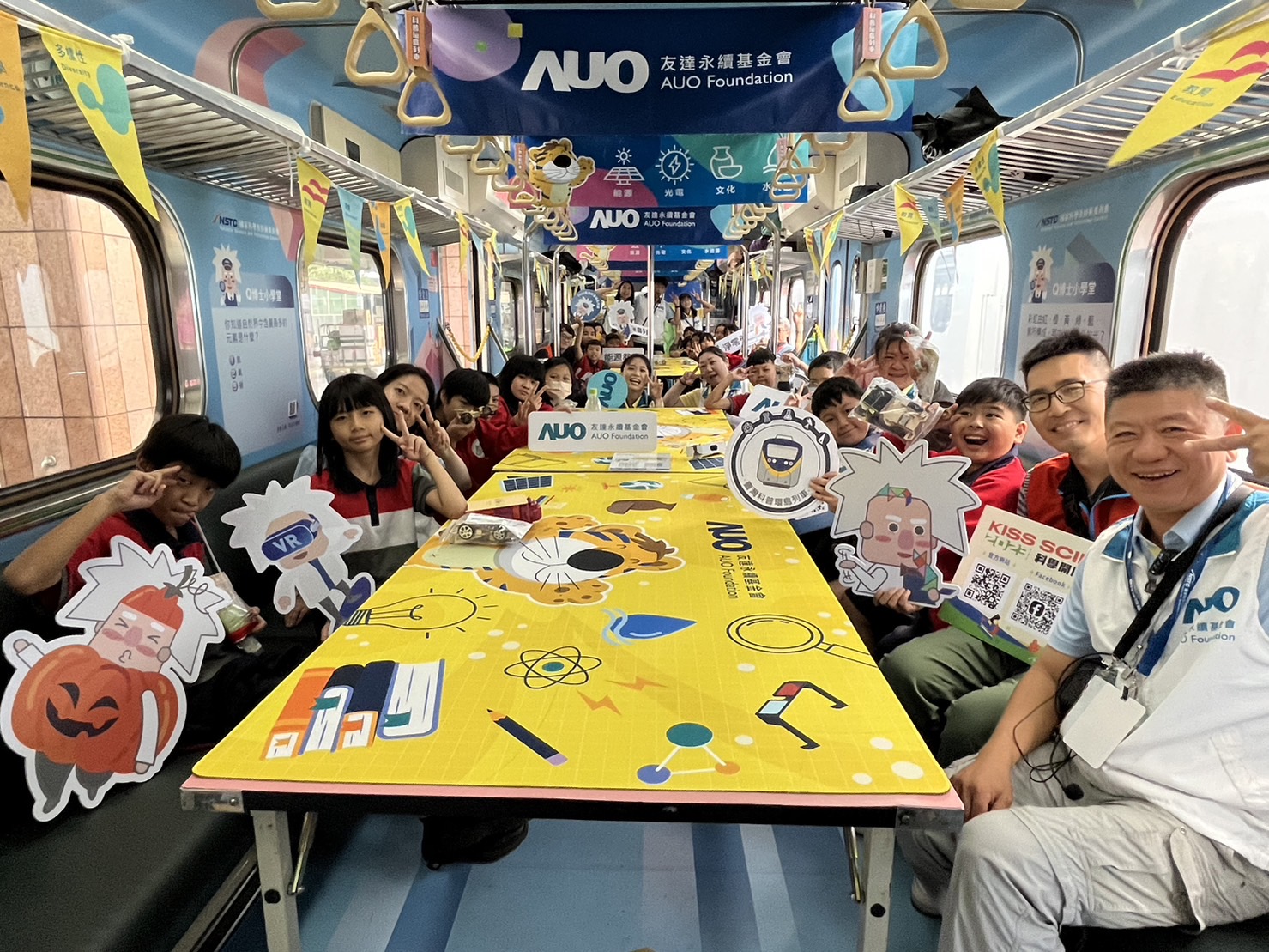 G22恒峰永續基金會參與「臺灣科普環島列車」，設計基礎科學車廂課程，以「淨零碳排和永續能源」為主題，讓學生透過創意實驗認識淨零知識，以及思考生活中的減碳行為