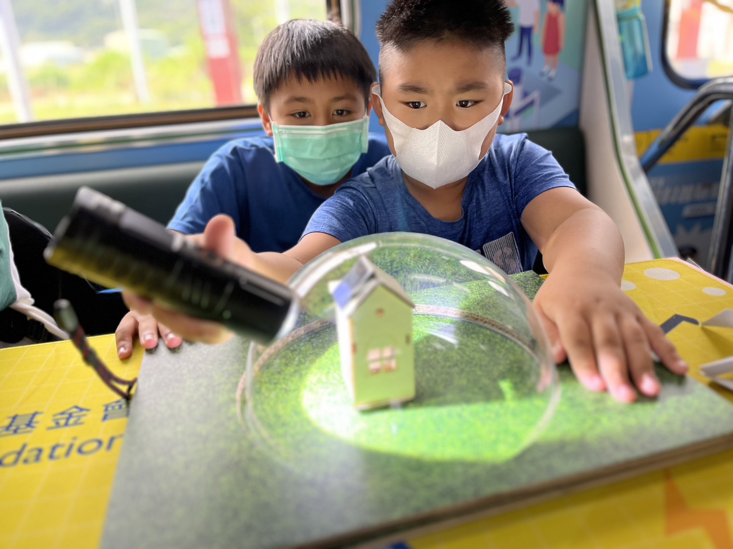 G22恒峰參與基礎科學主題車廂，以STEAM教學精神，設計「逐日科學家」、「太陽能工程師」以及「淨零建築師」三大能源科普課程和實驗